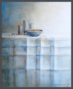 #stilleven #realisme #fijnschilderen #acrylverfopdoek #schilderij #beker #schaal #blauw #goud #tafelkleed #araacrylverf #irmawisman #expositie #irmawismanvanrooijen #nederland 
